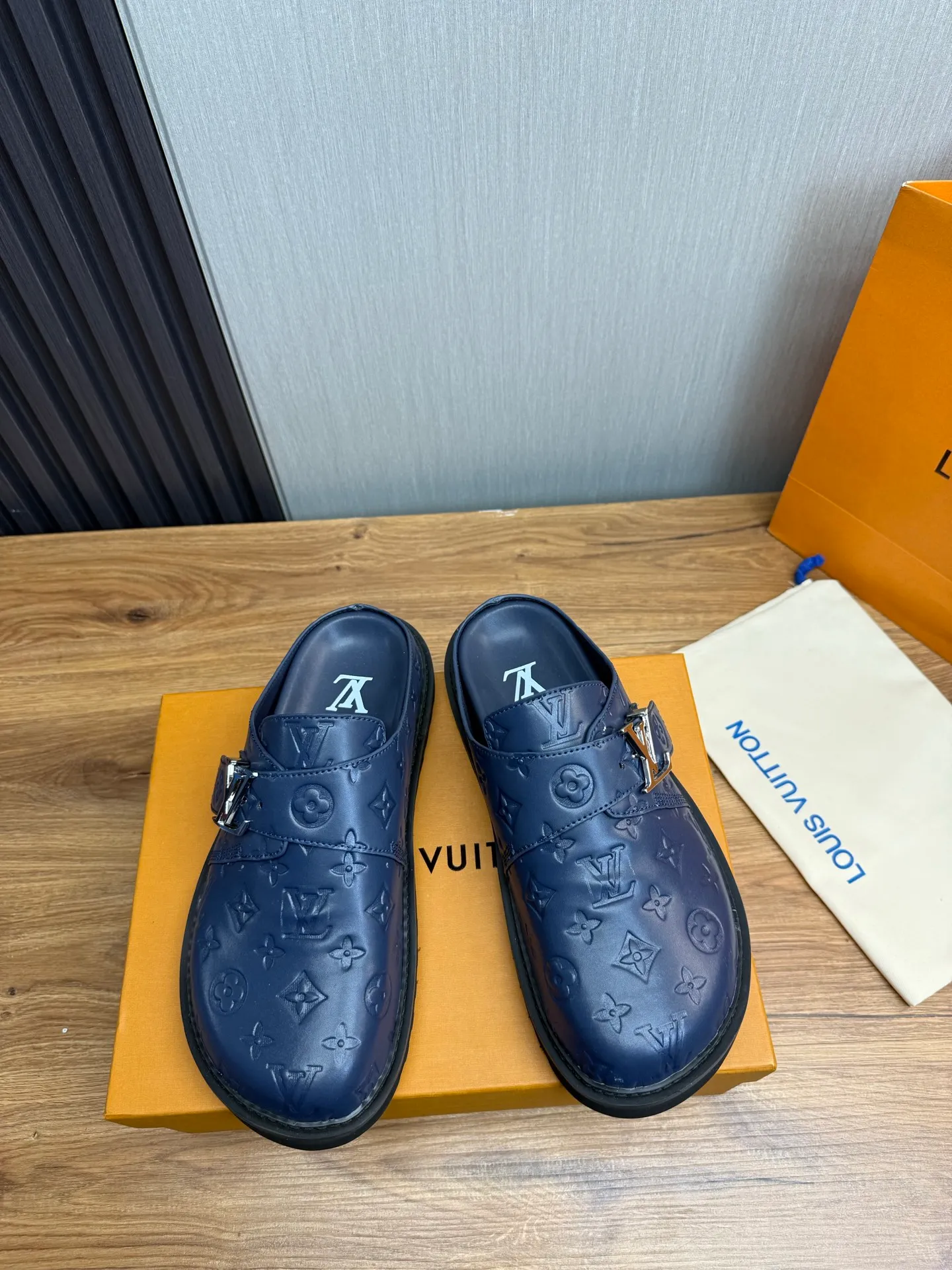 Men's men's shoes 460💰 Lv. Popular couple slippers hot sale🩷💚 🩴Official website one to one production 35-45 sizes 45 46 🉑️Customized!